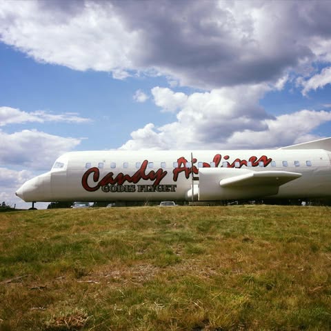 GODISFLYGET CANDY AIRLINES logo